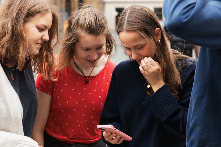 Interaktives Chatspiel schickt Teilnehmende auf Spurensuche in globalem Wasserskandal