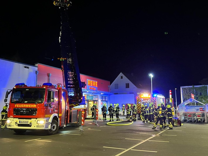 FW Sankt Augustin: Brand in REWE-Supermarkt in Niederpleis