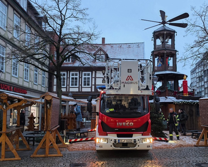 FW Celle: Mit der Drehleiter über den Celler Weihnachtsmarkt