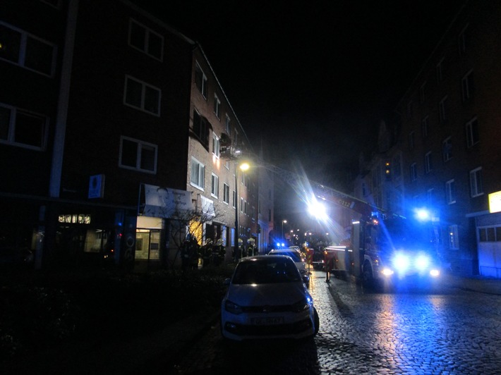 FW-GE: Wohnungsbrand in Bulmke-Hüllen - Feuerwehr rettet Personen mit der Drehleiter