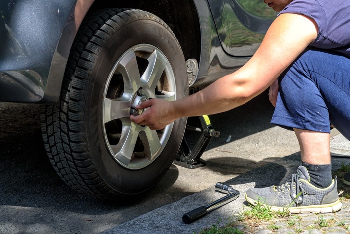 Reifenwechsel selber machen - ADAC gibt Tipps