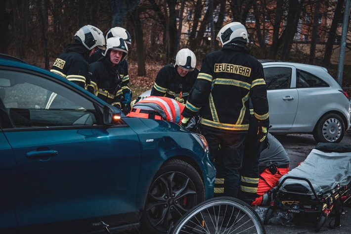 Feuerwehr Rostock: Radfahrer unter PKW eingeklemmt