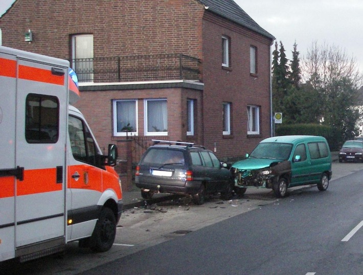 POL-DN: Aus voller Fahrt gegen geparkten Pkw