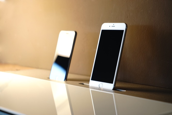 Sechs-Appeal: Spectral-Möbel jetzt auch mit Docking-Kit für iPhone 6 und iPhone 6 Plus