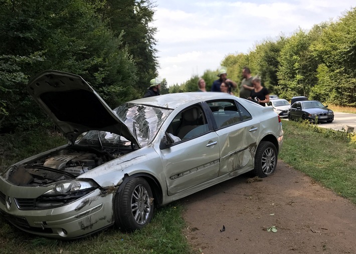 POL-PPWP: Unfall zwischen zwei überholenden Autos