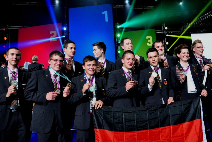 Ein goldenes "Heimspiel": Weltmeistertitel für deutsche Fliesenleger und Trockenbauer bei den WorldSkills Leipzig 2013 (BILD)