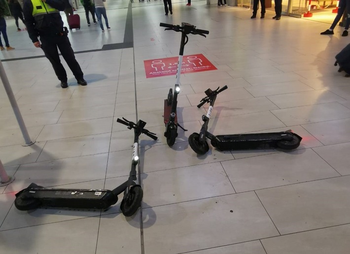 BPOL NRW: 14-Jährige rasen mit E-Scooter durch den Düsseldorfer Hauptbahnhof