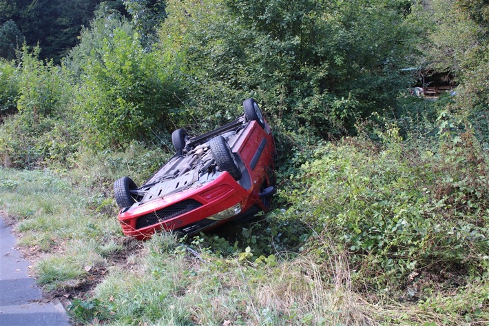 POL-RBK: Overath - Pkw mit technischem Defekt überschlägt sich - 2 Leichtverletzte