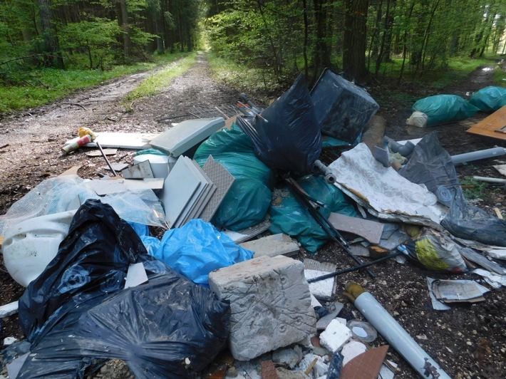 POL-UL: (UL) Alb-Donau-Kreis - Viel Müll im Wald: Polizei bittet um Hinweise / Seit Wochen häufen sich gefährliche Müllablagerungen in der Region.