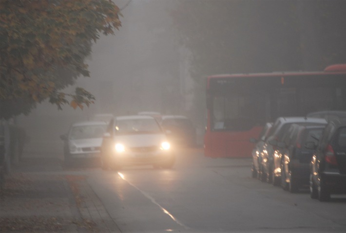 POL-HX: Tagfahrlicht reicht bei Nebel nicht aus 
Sicher durch den Herbst: Jahreszeit stellt Fahrzeugführer vor viele Herausforderungen