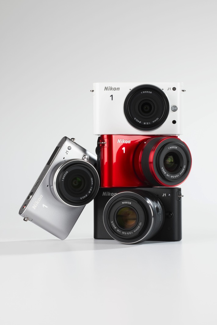 Nikon présente son nouveau système d&#039;appareil photo, le Nikon 1, le plus rapide, le plus petit et le plus léger au monde