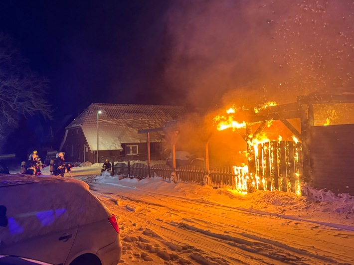 FW-AUR: Feuer an Carport greift auf Elektroautos über