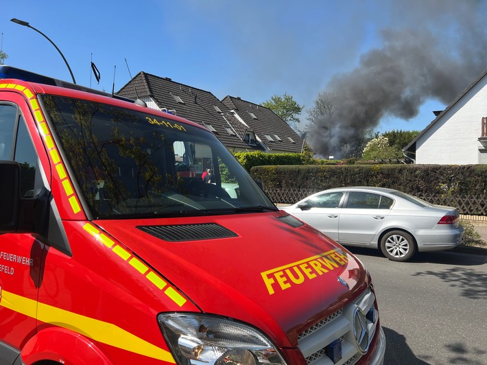 FW-PI: Brannte LKW und Carport - Schnelles Eingreifen der Feuerwehr Schenefeld verhindert schlimmeres (FOTO)