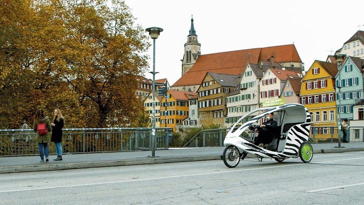 Geschultes Personal informierte Passanten in zwölf deutschen Städten zu neuroendokrinen Tumoren - am 9. bzw. 10. November an Informationsständen und vom 5. bis zum 10. November bei der kostenfreien Beförderung in Zebra-Velotaxis. (Quelle: AAA) / Weiterer Text über ots und www.presseportal.de/nr/159625 / Die Verwendung dieses Bildes ist für redaktionelle Zwecke unter Beachtung ggf. genannter Nutzungsbedingungen honorarfrei. Veröffentlichung bitte mit Bildrechte-Hinweis.