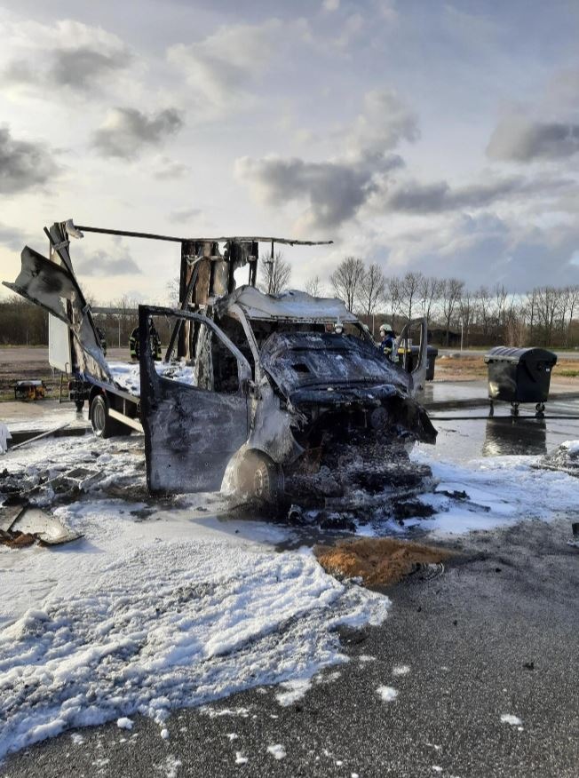 POL-SE: Wedel - Ausgebrannter Sprinter - Polizei schließt Brandstiftung nicht aus und sucht Zeugen