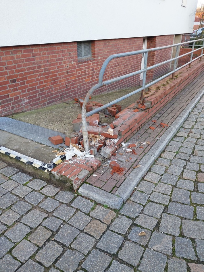 POL-HL: Lübeck - St. Gertrud / Zeugenaufruf: Mauer von Dienstgebäude bei Verkehrsunfall beschädigt