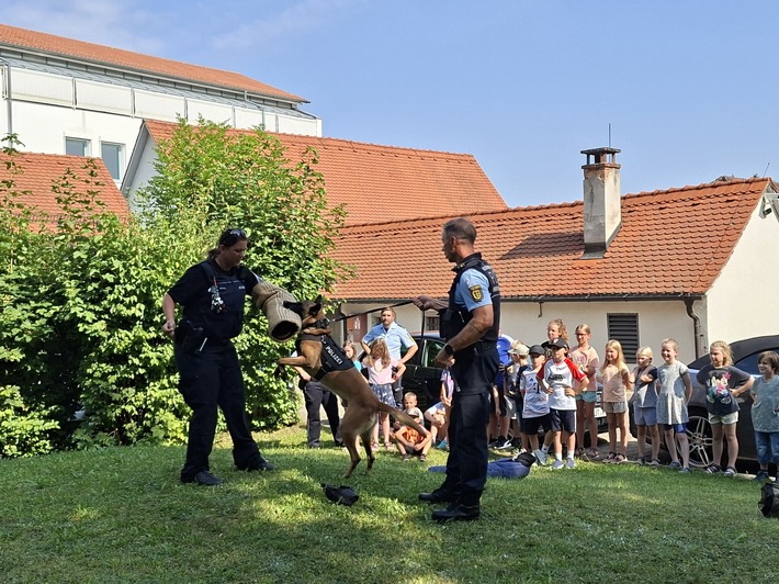 POL-KN: (Spaichingen / Lkr. Tuttlingen) - Polizeihunde, Motorräder und Urkunden: Kinderferienprogramm beim Polizeirevier Spaichingen (15.08.2025)