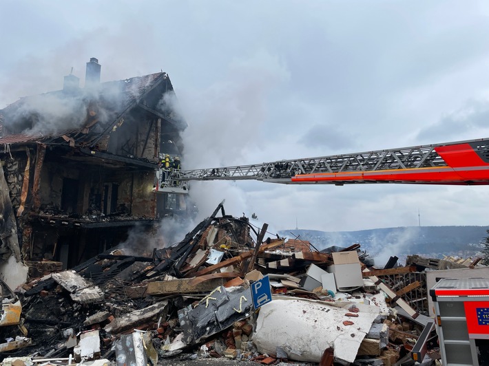 FW Stuttgart: Zwischenmeldung - Großbrand nach Explosion in Stuttgart-West - eine Person vermisst