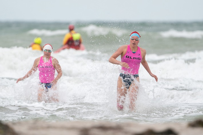 Rettungsschwimmer aus sechs Nationen am Strand von Warnemünde/25. Internationaler DLRG Cup