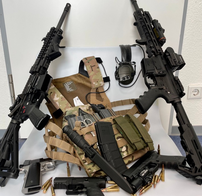 ZOLL-E: Zollfahndung Essen stellt illegale Kriegswaffen und "Ghost Guns" sicher
