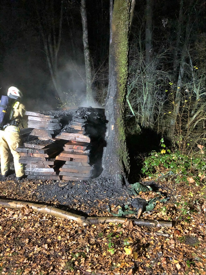 POL-ME: Brand eines Holzstapels - die Polizei ermittelt - Wülfrath - 2011110