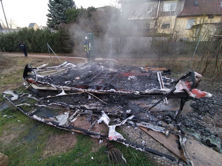 POL-PDWO: Wohnwagen abgebrannt