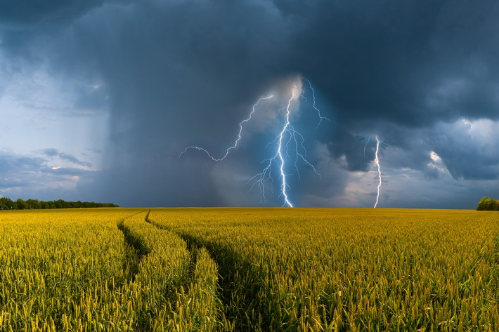 Heißer Start in den Sommer / Gewitter und Schauer in schwüler Luft