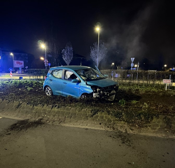 POL-RE: Nicht alltäglicher Verkehrsunfall in Recklinghausen am sogenannten Schlaufenkreisel mit einer verletzten Person