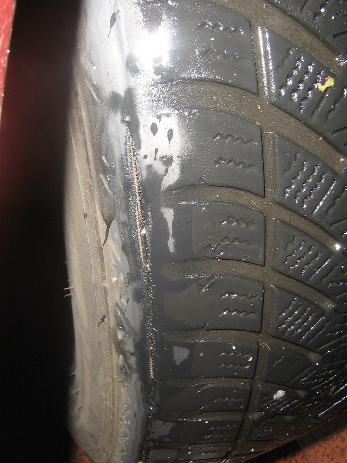 POL-ME: Kein Profil auf den Reifen - Fahrt endete abrupt - Hilden - 2006027