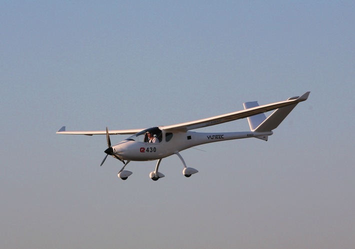 Meilenstein in der Elektromobilität: Drohnenhersteller Yuneec lässt erstes zweisitziges Elektromotorflugzeug in Europa zu
