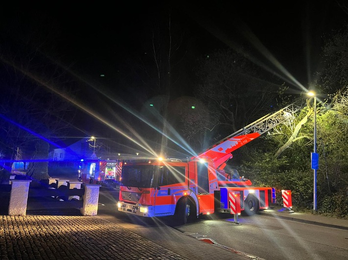 FW-GL: Wohnhausbrand und weitere Einsätze bescheren der Feuerwehr Bergisch Gladbach eine schlaflose Nacht