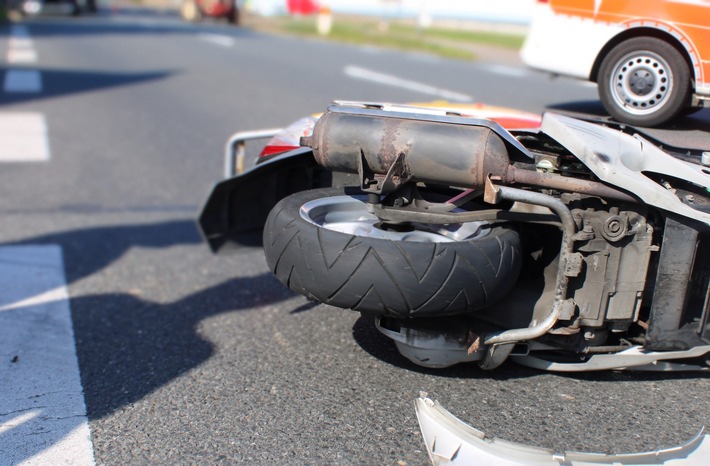 POL-MI: Roller-Fahrer bei Unfall schwer verletzt