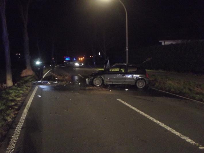 FW-DO: 12.03.2017 - Verkehrsunfall in Groppenbruch,
Fahrzeug steht nach Aufprall am Baum im Vollbrand