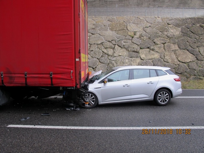 POL-FR: Lörrach/Rheinfelden: Verkehrsunfall auf der A98 - Autofahrer fährt auf stehenden Lkw