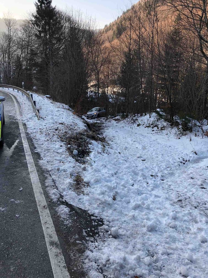 POL-FR: Todtnau-Brandenberg: Auto von der Fahrbahn abgekommen - zwei Personen verletzt