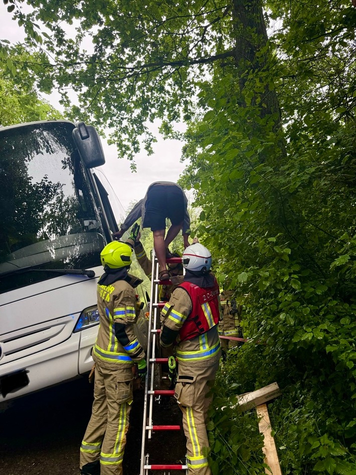 FW Ratingen: Linienbus auf Waldweg von Fahrbahn abgekommen