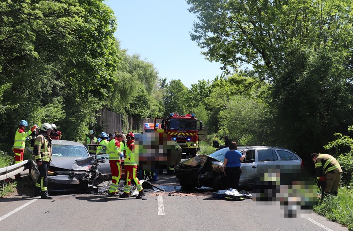 POL-ME: Rettungshubschrauber war im Einsatz: Schwerer Verkehrsunfall auf der Ratinger Landstraße - 2504116