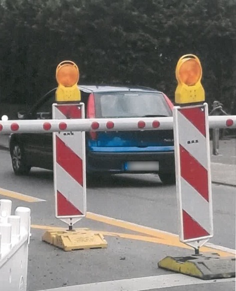 BPOL-FL: Auto wartet nicht am geschlossenen Bahnübergang - Bundespolizei ermittelt Fahrzeughalter