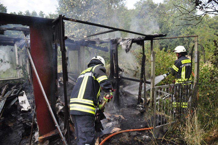 FW-KLE: Alarmierung wegen Waldbrand: Weit sichtbare Rauchsäule über Bedburg-Hau