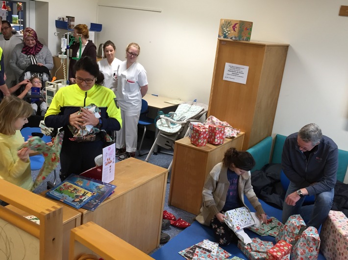 POL-MS: Polizisten sammeln Spenden für Kinderneurologische Station - Geschenkübergabe im Universitätsklinikum Münster