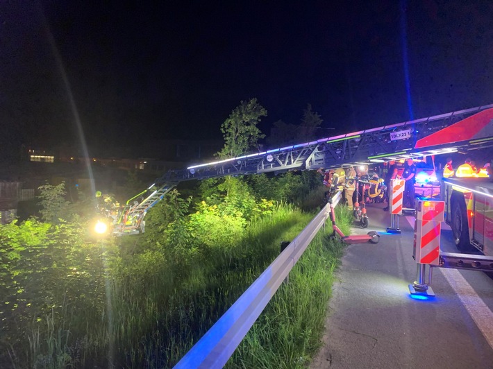 FW Paderborn: Leichtsinnige E-Scooter-Fahrt auf B64 mündet in Feuerwehreinsatz