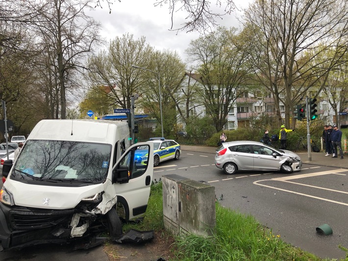 POL-PDWO: Verkehrsunfall mit Verletzten - Alzeyer Straße kurzzeitig voll gesperrt