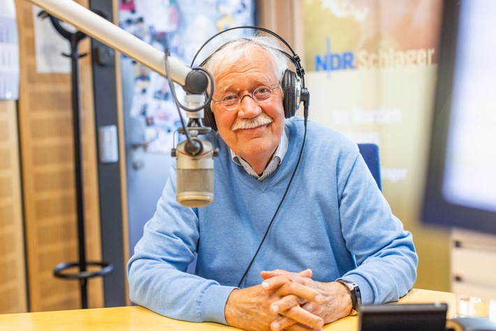 Zurück aus der Pause: Carlo von Tiedemann wieder am NDR Schlager Mikrofon