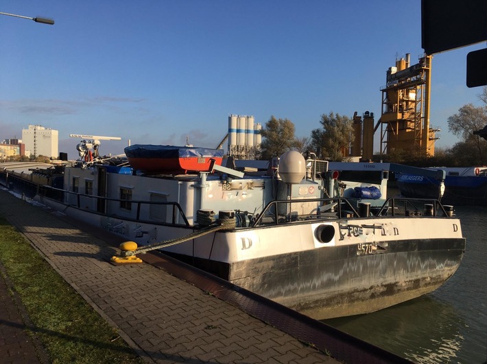 POL-MS: Spektakulärer Schiffsunfall mit glimpflichen Ausgang auf dem Dortmund-Ems-Kanal - Binnenfrachter rammt Gerüst an Straßenbrücke