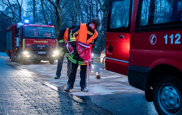 FW-BO: Ölspur von der Stadtgrenze Witten bis in die Bochumer Innenstadt beschäftigt die Feuerwehr Bochum vier Stunden