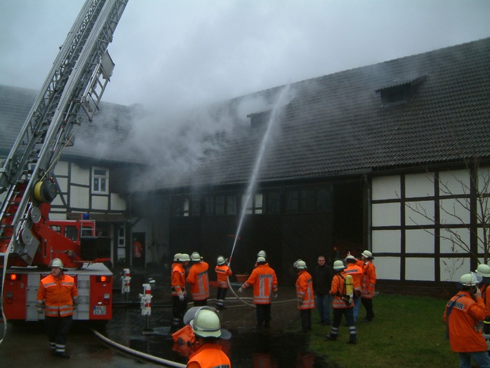 POL-HOL: Ursache vermutlich Schweißarbeiten: Scheunenbrand verursacht 150.000,-- EUR Schaden - Feuerwehr mit starken Kräften im Einsatz / Angrenzendes Wohnhaus konnte noch rechtzeitig geschützt werden -