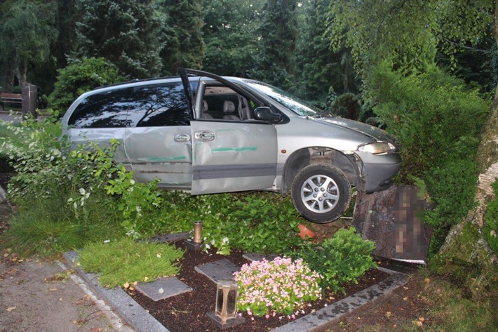 POL-HA: Auto kommt nach Unfallflucht in Haspe auf Gräbern zum Stehen - Zeugen gesucht