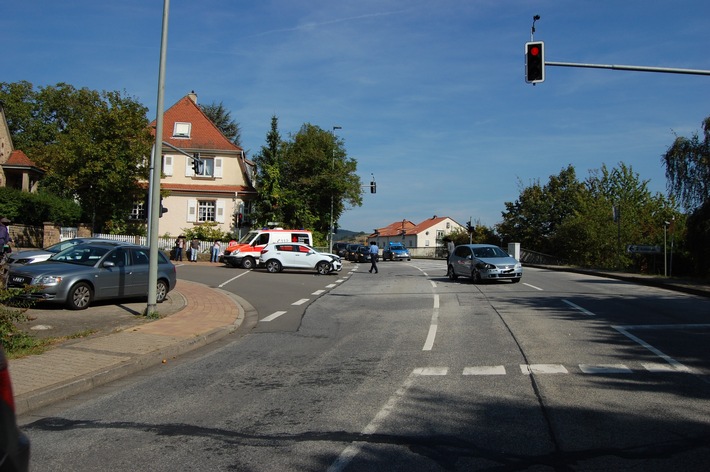 POL-PDKL: Verkehrsunfall mit erheblichem Sachschaden an LZA, beide Fahrerinnen leicht verletzt