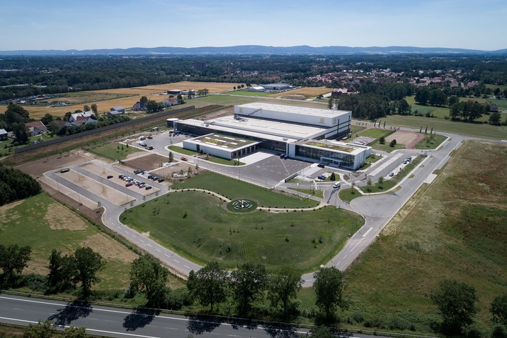 HARTING nimmt hochmodernes Logistikzentrum EDC in Betrieb / Rund 45 Mio. Euro investiert / Waren werden noch am Tag der Bestellung versandt (FOTO)