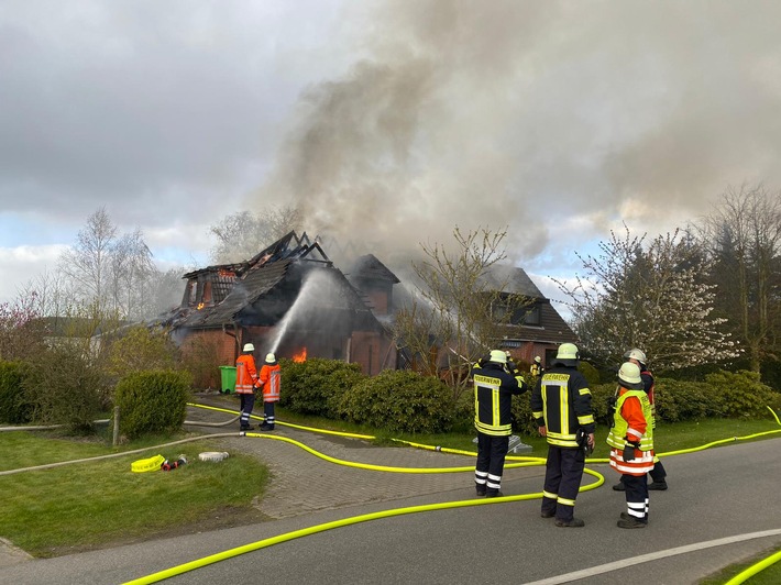 POL-STD: Doppelhaus in Neuland durch Feuer zerstört - Brandursache technischer Defekt
